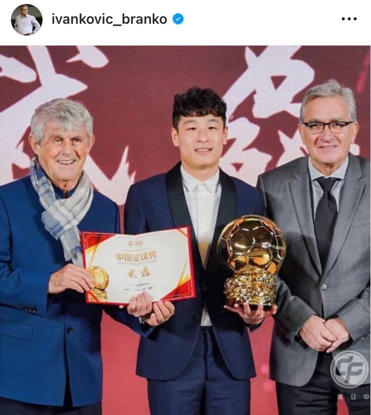  出席中國金球獎頒獎儀式，伊萬曬與武磊、米盧同框照片