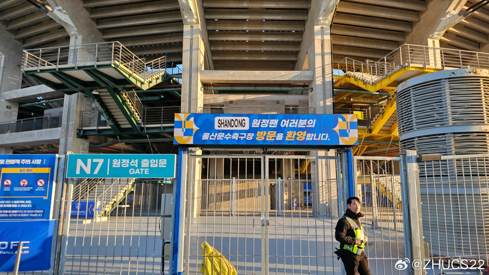  博主：蔚山現(xiàn)場工作人員、轉播車、安保在準備撤場，場外一片安靜