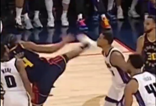  抬腳過高踢到了對手下巴！NBA官方：穆迪這一動作被判1級惡犯