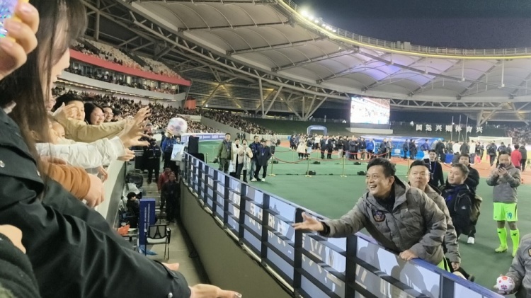  中國香港明星足球隊40載巡回賽樂山站，1-2不敵海浪明星足球隊
