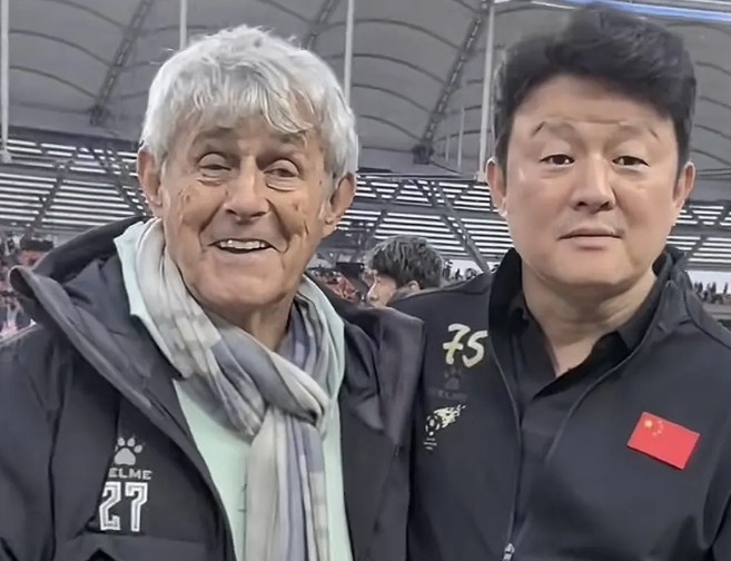  有點(diǎn)像？米盧差點(diǎn)將青島籍演員張磊誤認(rèn)為是孫繼海
