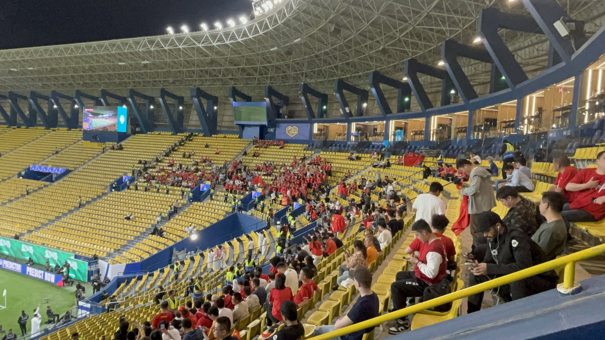  球票已售罄！中國球迷已經(jīng)入場，坐在球場上層沙特球迷區(qū)上方