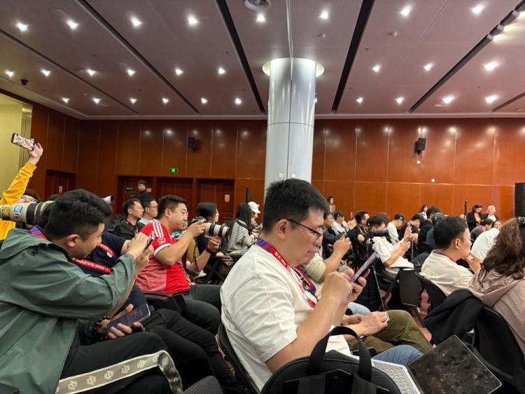  萬眾矚目！記者擠滿國足賽前新聞發(fā)布廳，賽場記者預(yù)計(jì)超300人