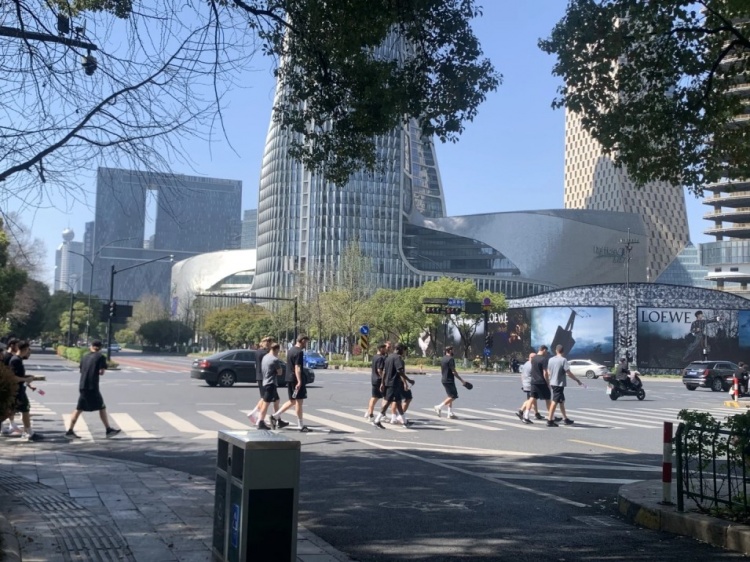  心態(tài)放松，有網(wǎng)友拍到澳大利亞隊(duì)早上在萬象城citywalk