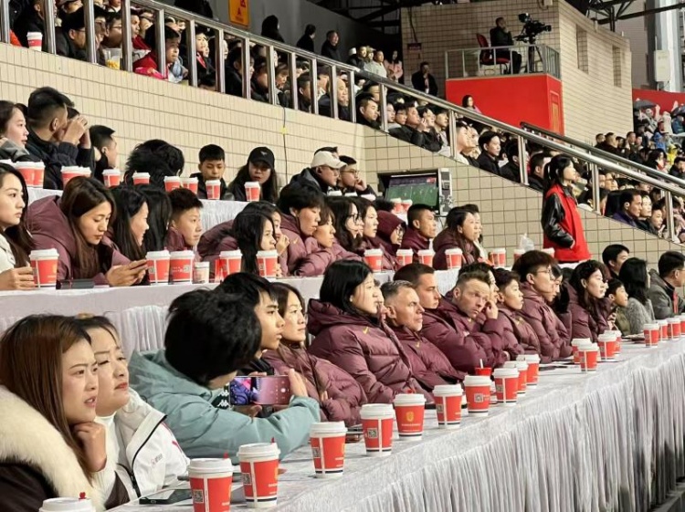  北青體育：中國女足現(xiàn)身中甲賽場，觀看重慶銅梁龍vs遼寧鐵人