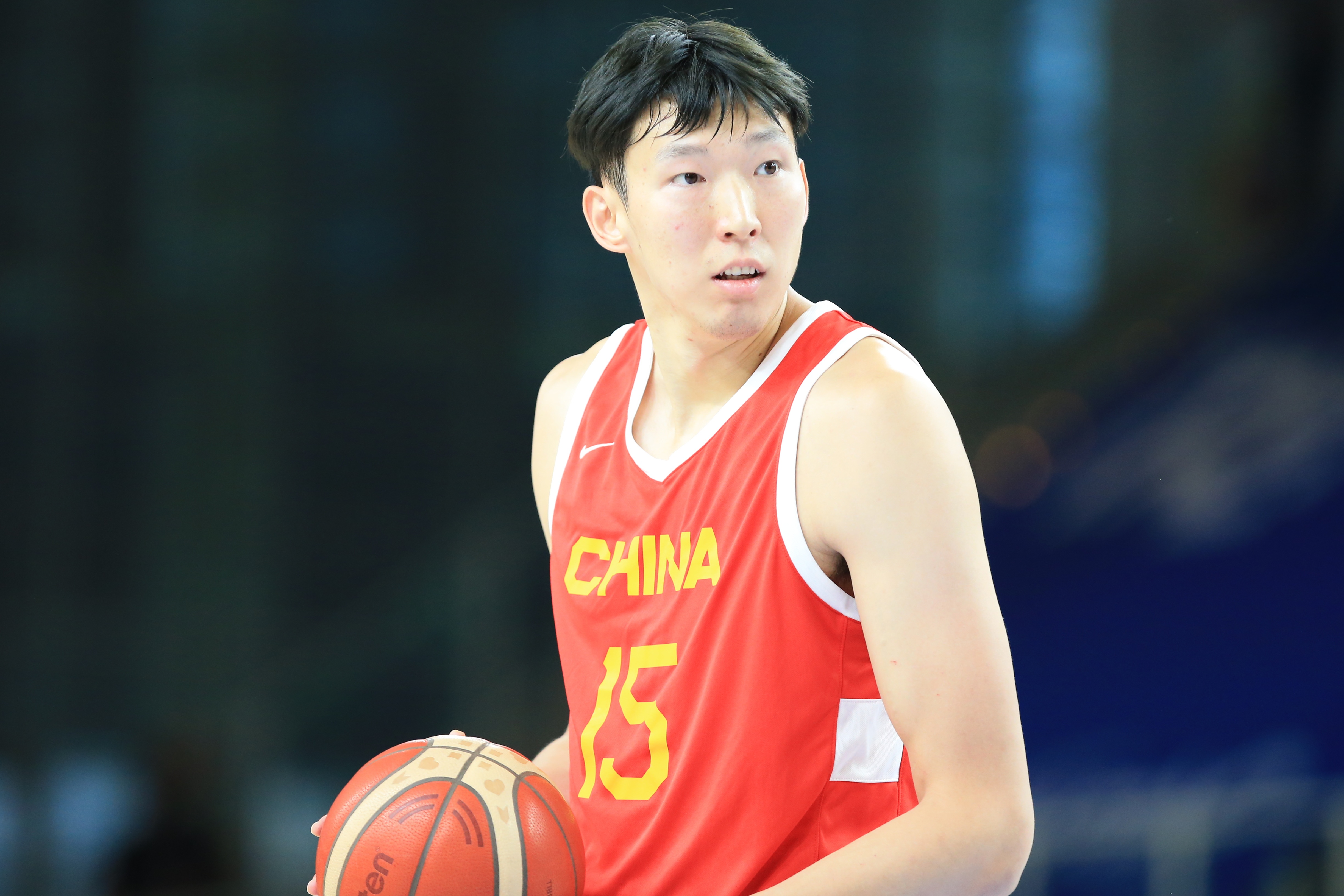  打得不錯(cuò)！周琦攻防建樹(shù) 半場(chǎng)4投2中得到5分3板1斷1帽0失誤