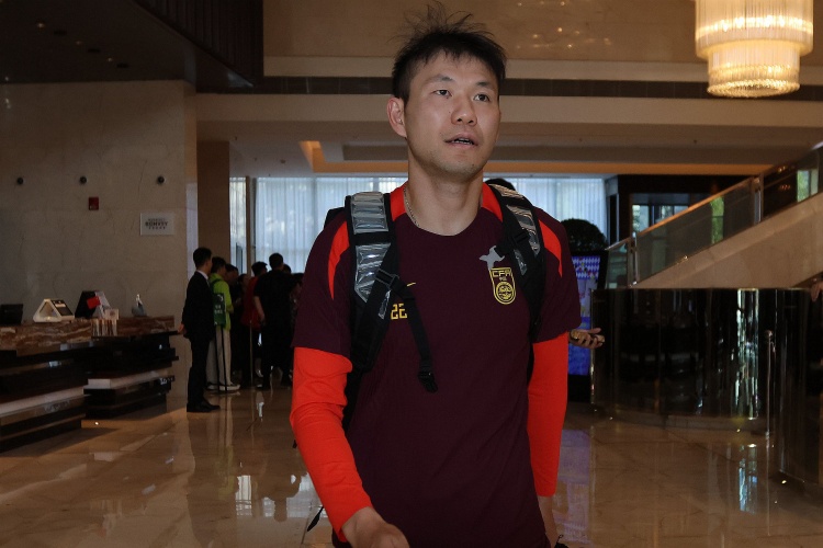  李源一3次助攻位居助攻榜榜首，李璇：再看伊萬發(fā)言覺得有種錯(cuò)亂